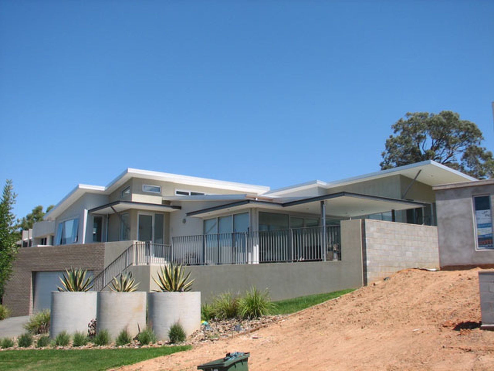 Atherton Crescent Residence — contemporary single-storey hillside home, Lake Albert